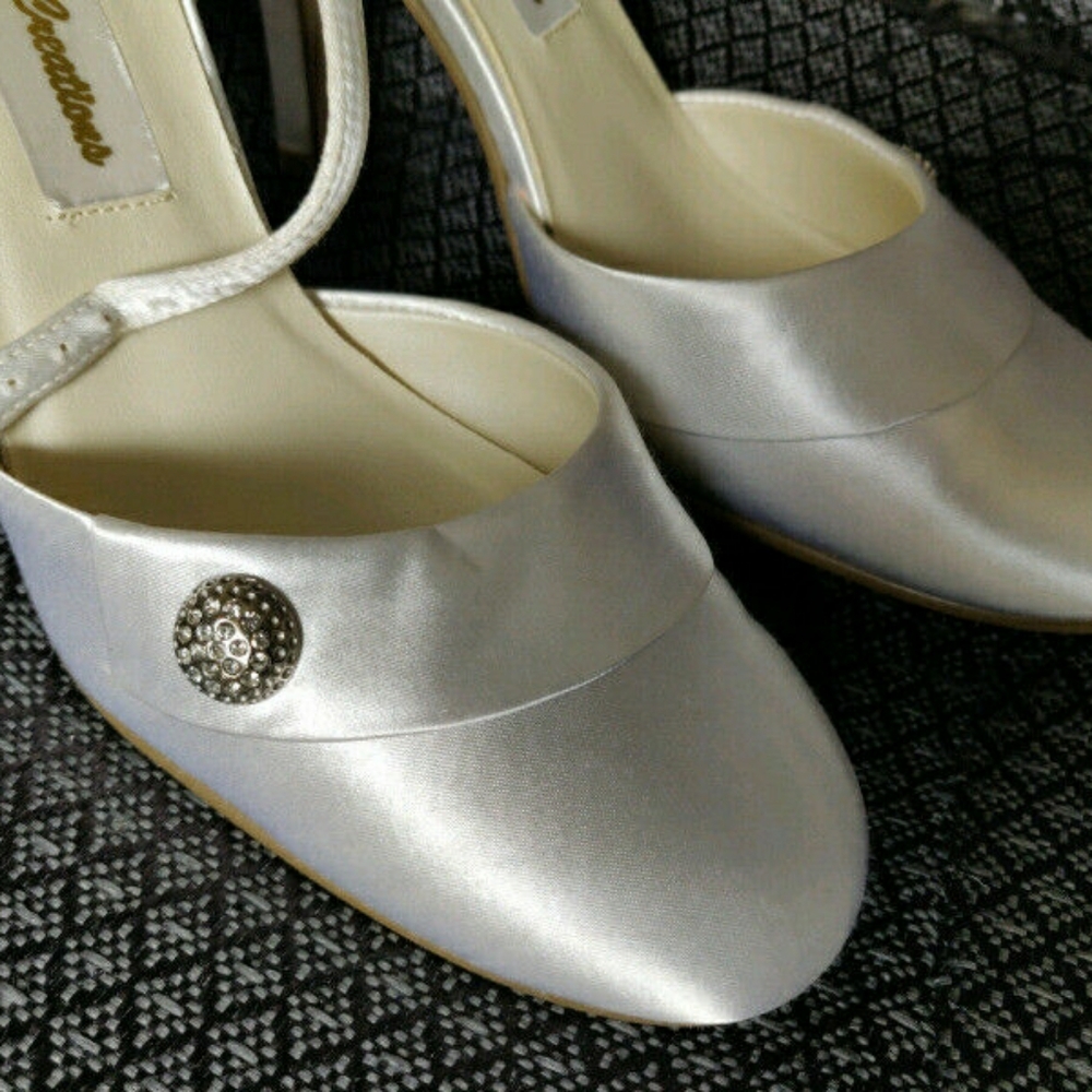 Size 8 white satin dyeable brand new wedding bridal shoes